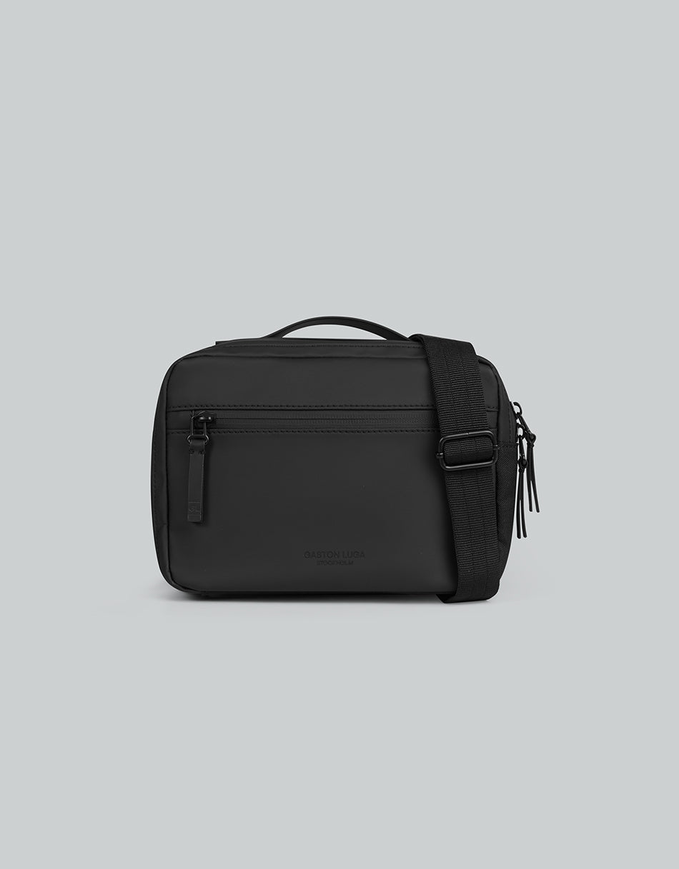 Gaston Luga Dash Box 斜孭袋 - 黑 (尺寸（厘米）:16 X 25 X 2

重量:0.14 kg / 0.31 lbs

容量:0.8L)