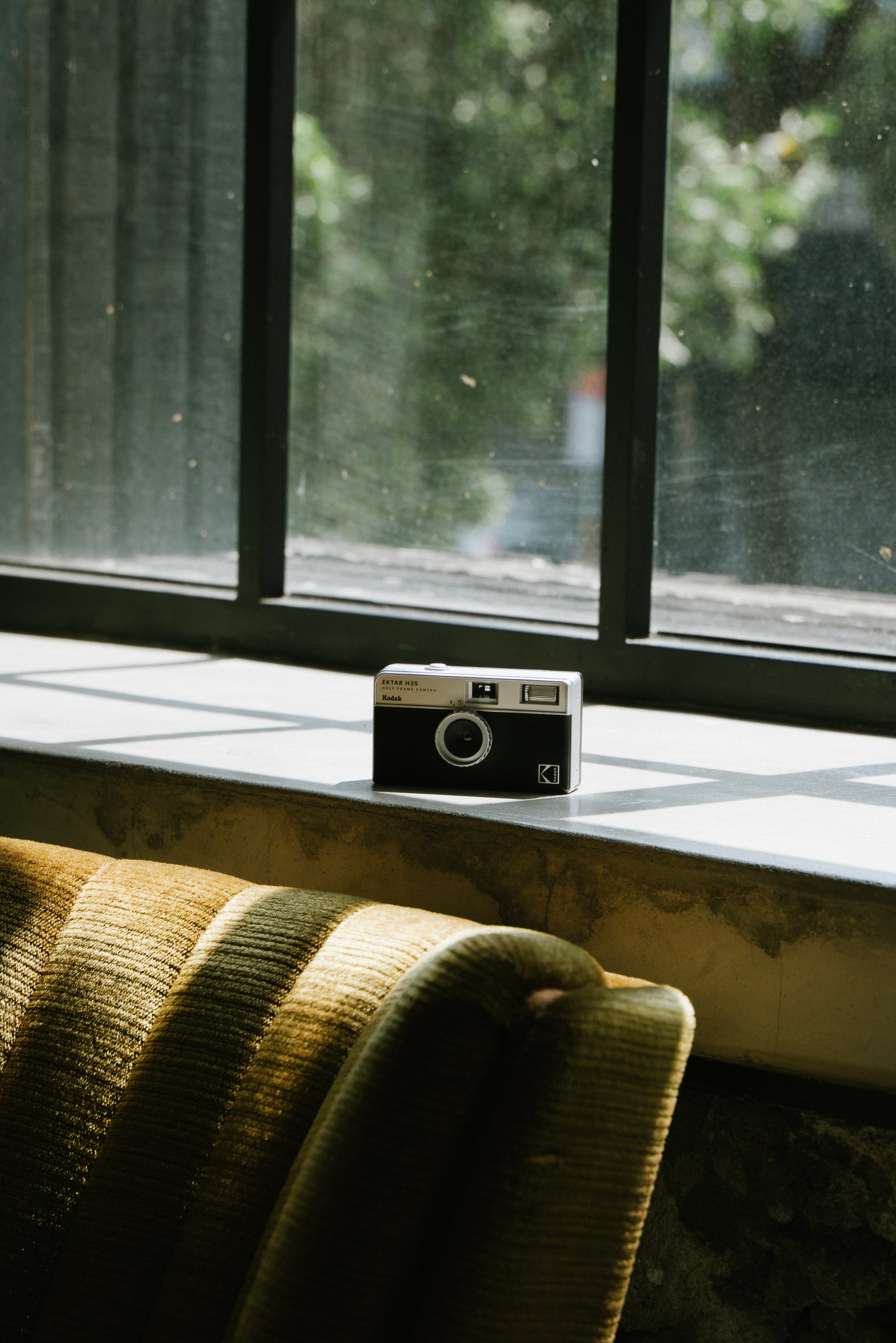 KODAK EKTAR H35 Half Frame Film Camera Black + Kodak Ultramax 24EXP